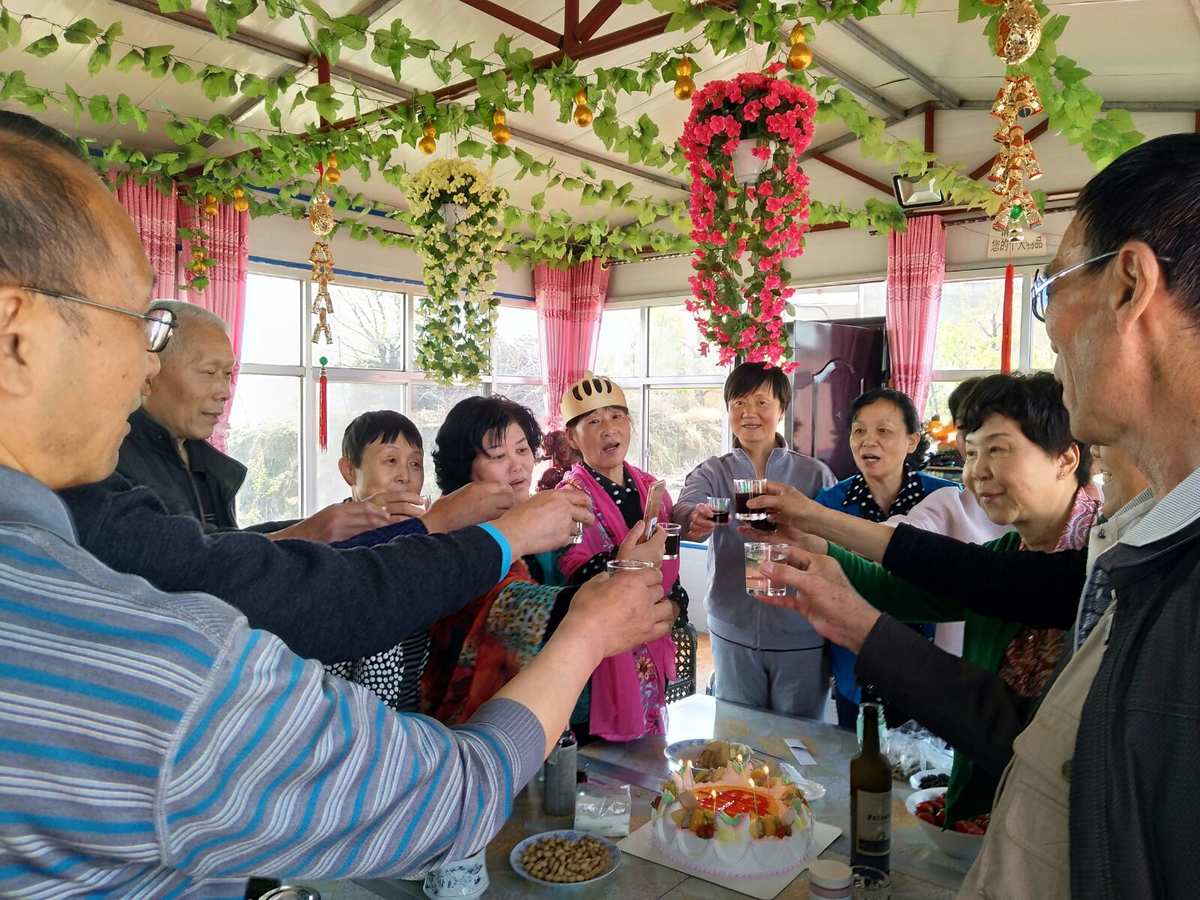 敬酒词同学酒桌上说什么_酒桌上同学敬酒该怎么说_同学酒桌上的敬酒词