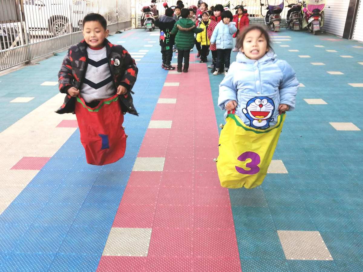 袋鼠跳跳了_幼儿园游戏袋鼠跳_红袋鼠火帽子跳跳蛙