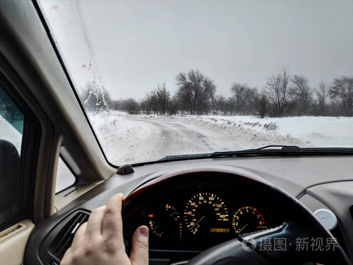 雪地应该怎么开车_新手雪地开车注意事项_新手雪地开车技巧