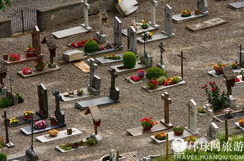 探险家踏入活死人之地，惊险刺激