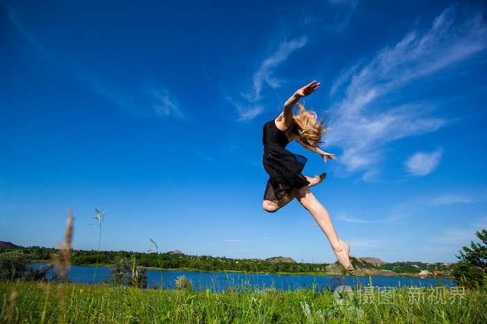 爸爸玩游戏女儿在旁边看手机_小女孩看爸爸玩游戏_女孩拿爸爸手机玩游戏视频