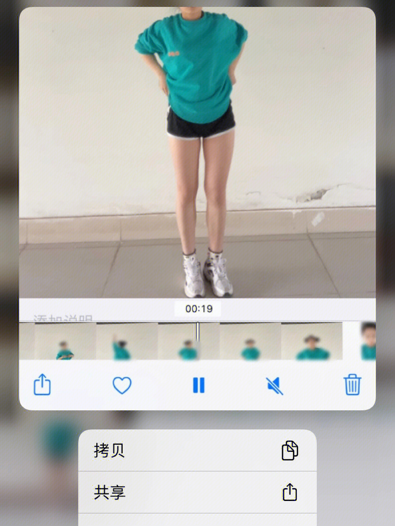 爸爸玩游戏女儿在旁边看手机_女孩拿爸爸手机玩游戏视频_小女孩看爸爸玩游戏