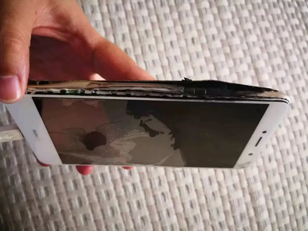 爆炸屏幕手机游戏叫什么_爆炸屏幕恶作剧下载_手机爆炸屏幕游戏