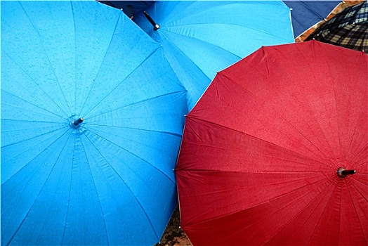 下雨天用苹果手机会进水吗_苹果手机玩下雨游戏卡顿_iphone下雨天能用吗