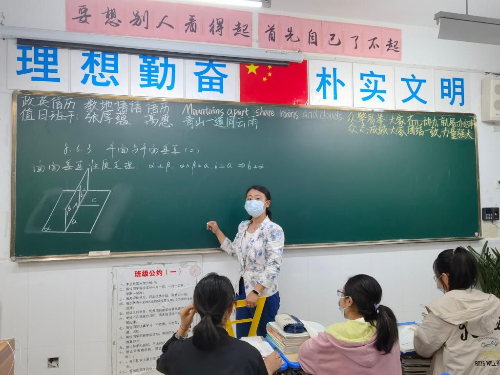 视频打女手机游戏老师能看到吗_视频打女手机游戏老师能看见吗_女老师打手机游戏视频